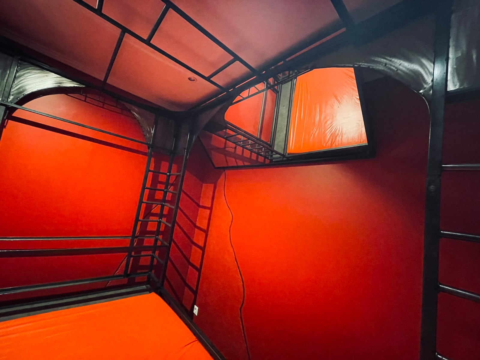 Rotes Zimmer mit Spiegel