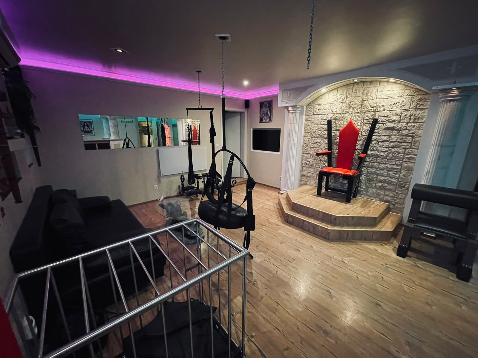 Lounge mit Sling, Käfig und Thron unter LED-Beleuchtung