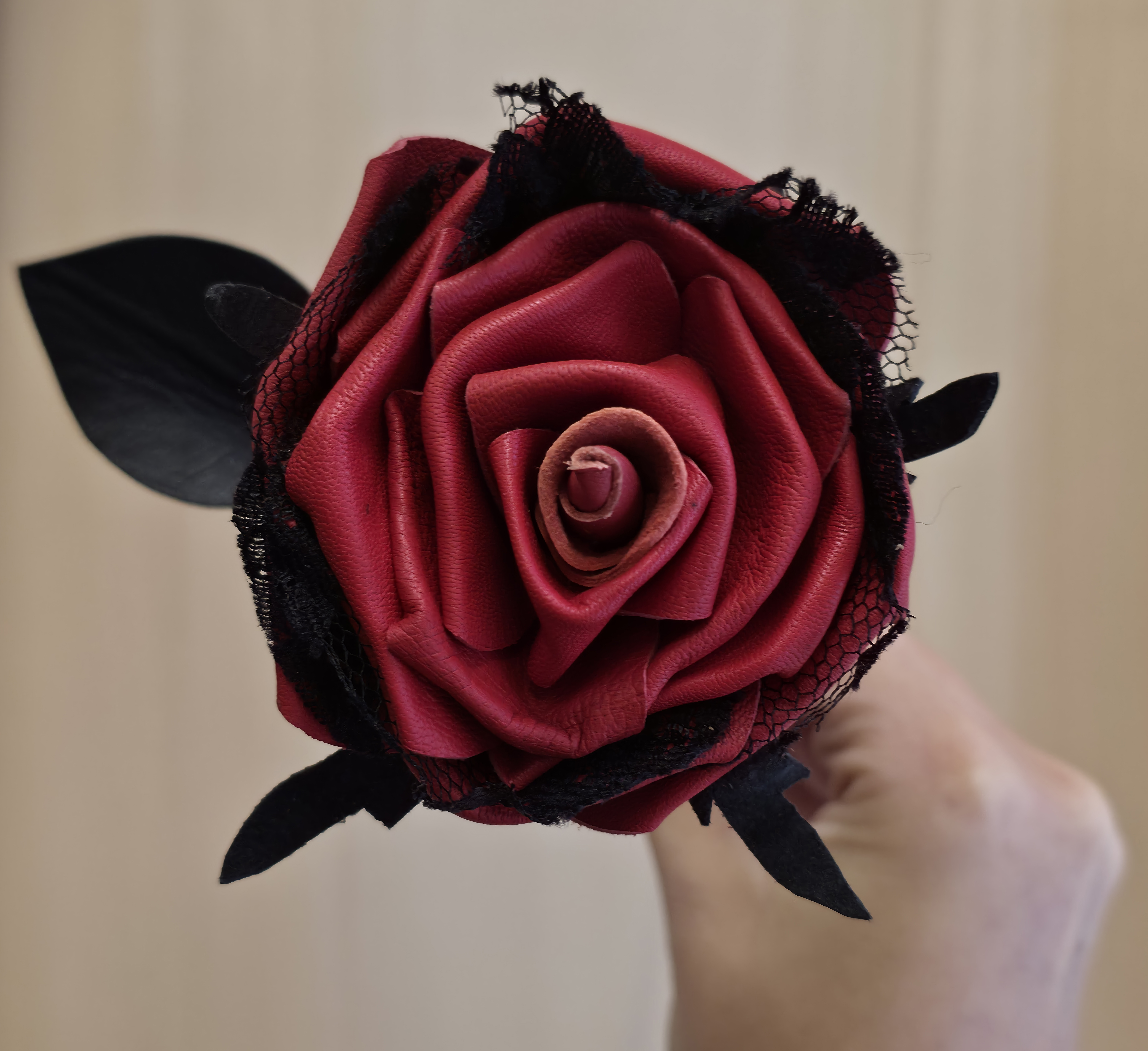 Leder Rose - rot mit schwarzer Spitze