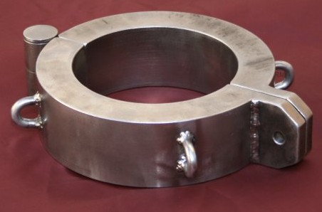 Schwere Halsfessel aus Stahl