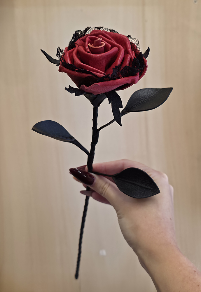 Leder Rose - rot mit schwarzer Spitze